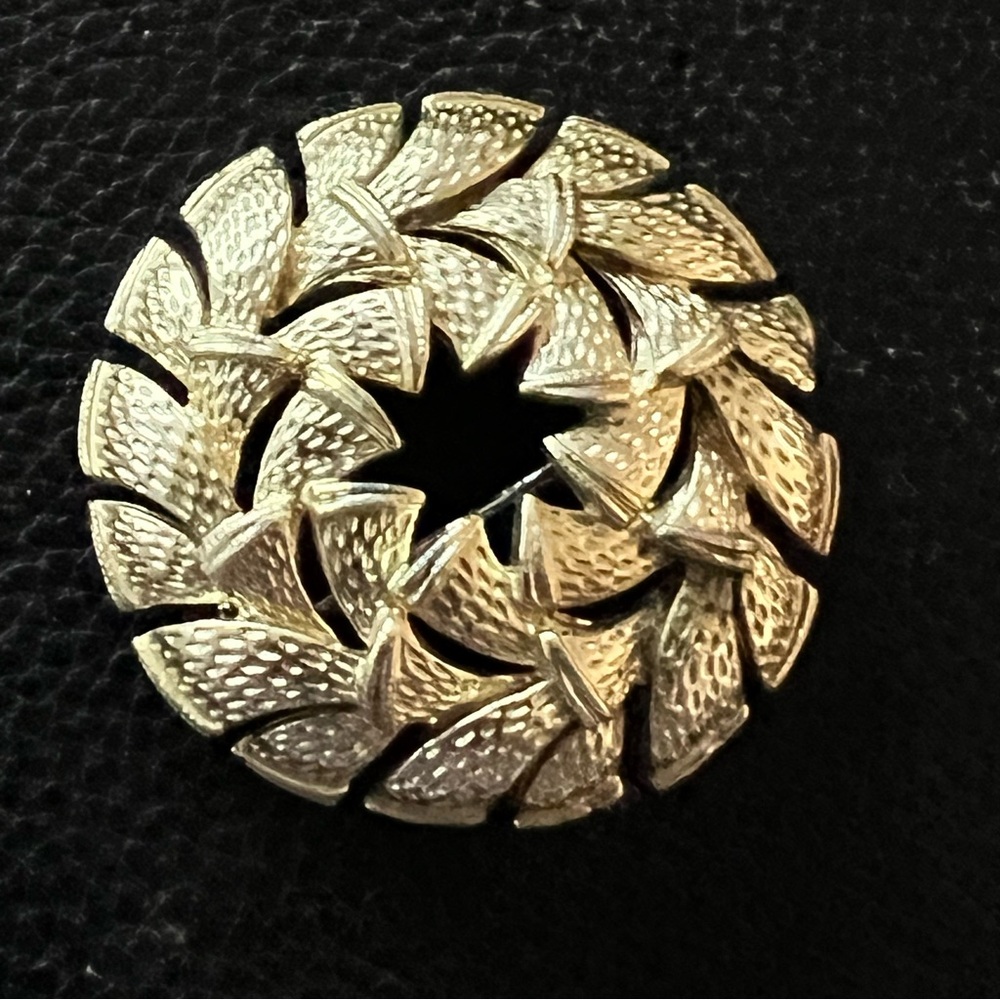 Vintage Corocraft Gold Wreath Brooch - Picture 3 of 7